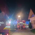 Požiar zachvátil rodinný dom. Na miesto vyrazili hasiči z troch okresov