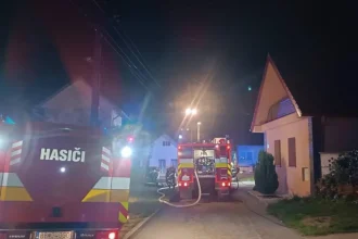 Požiar zachvátil rodinný dom. Na miesto vyrazili hasiči z troch okresov