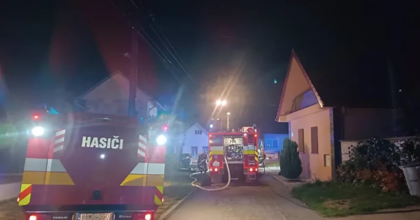 Požiar zachvátil rodinný dom. Na miesto vyrazili hasiči z troch okresov