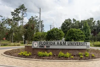 Pri streľbe na Floride utrpelo zranenia viacero ľudí