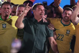 Prieskumy pred druhým kolom volieb ukazujú tesný súboj