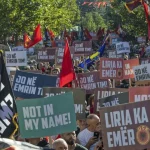 Protestujúci sa zhromaždili pred budovami vlády a parlamentu