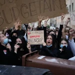 Protesty vo Francúzsku: podpaľačstvo a obvinenia krajnej ľavice
