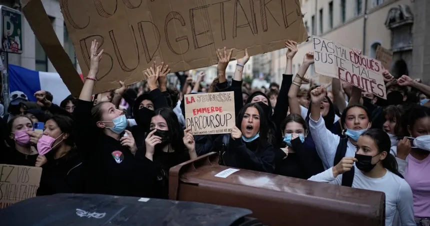 Protesty vo Francúzsku: podpaľačstvo a obvinenia krajnej ľavice