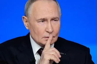 Putinove paranoidné praktiky: vlastný toaletný papier, dvojníci a nemenná tvár režimu