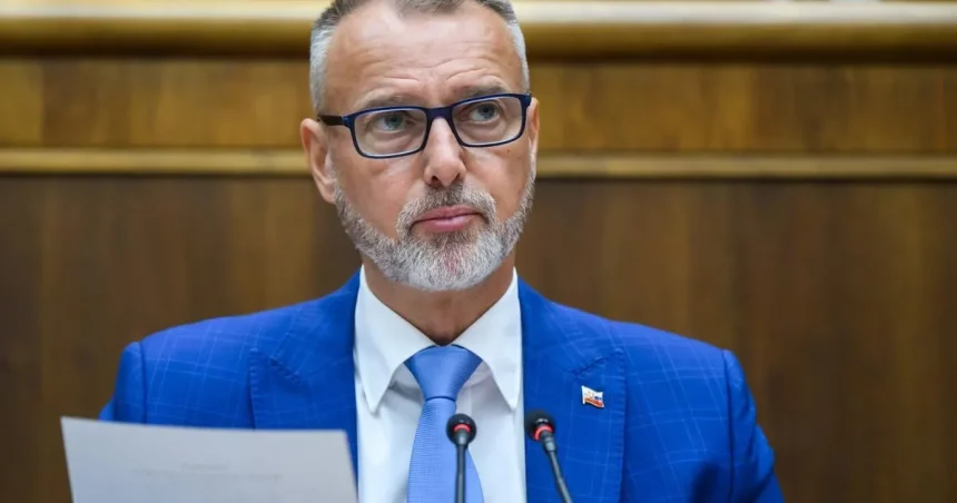 Raši vyzval Žilinku, aby zvážil preverenie aktivít hnutia Slovensko