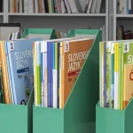 Rodič kritizuje učiteľku za hotovosť za učebnice, mesto a ministerstvo nesúhlasia