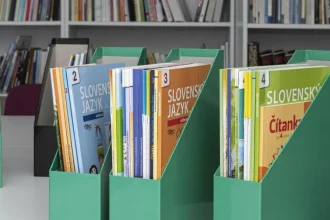 Rodič kritizuje učiteľku za hotovosť za učebnice, mesto a ministerstvo nesúhlasia