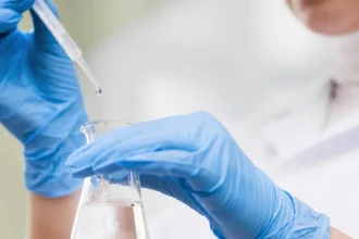 Ruskí vyšetrovatelia preverujú úmrtie laborantky po podozrivom náleze