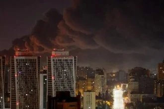 Rusko v noci masívne útočilo na Kyjev, hlásia najmenej dvoch mŕtvych