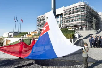 SNS pretlačila návrh zákona o Dni štátnej vlajky