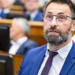 Štát hľadá úspory, zvažuje zavedenie rovnej dane