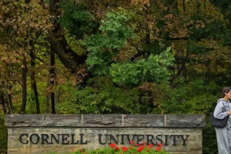 Študentka žaluje Cornell za krytie hromadného znásilnenia