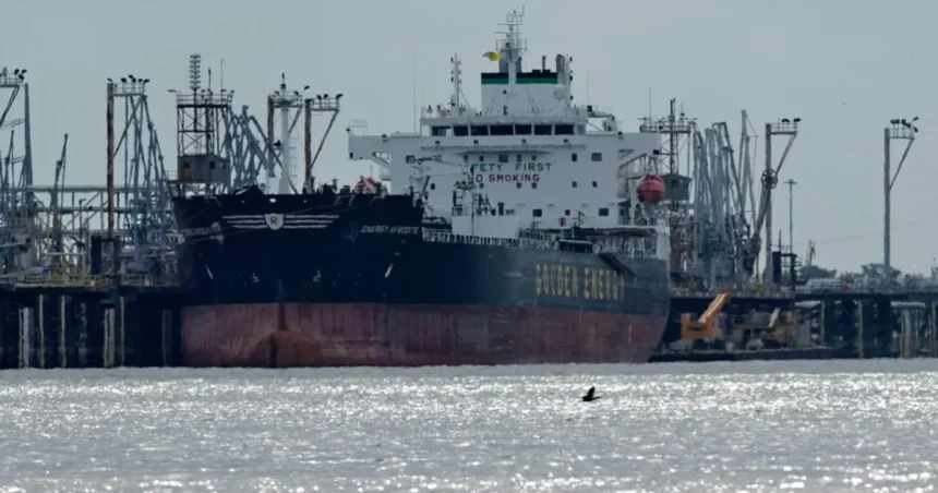 Tanker v Hormuzskom prielive sa stal terčom útoku