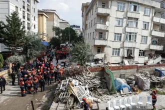 V Istanbule sa zrútila budova, v troskách zostali ľudia