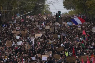 Vo Francúzsku protestuje 800-tisíc ľudí, v Paríži došlo k potýčkam s políciou