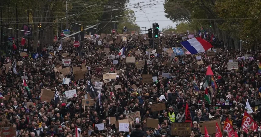 Vo Francúzsku protestuje 800-tisíc ľudí, v Paríži došlo k potýčkam s políciou
