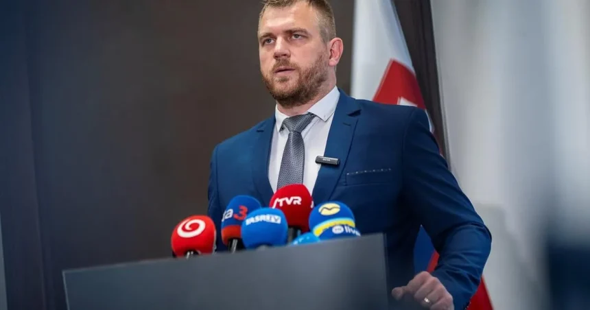 Vrtuľník, štvorkolka, chránené muchy, fiasko v župe a súd. Kto je Filip Kuffa?