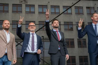 Zákopová vojna o desať percent: Prečo sa opozícia musí spojiť, aby vládla bez Matoviča