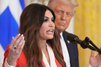 Zariadim vám všetko, hrozila zvrhnutím vlády. Trumpova veľvyslankyňa v Grécku končí