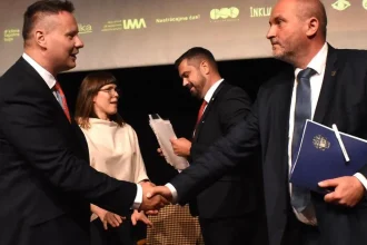 Zo starostu premiér a kšeft storočia. Lörinc, Mudrák a Polaček sa nešetrili