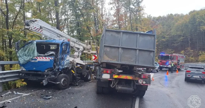 Zrážka Tatry s vozidlom poruchovej služby na Bielej hore, jedna osoba sa zranila